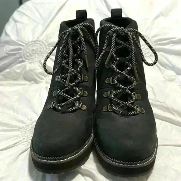 Toms Shoes - Tom’s Women’s Water Resistant Melrose Wedge in Black Oiled Nubuck Size 10